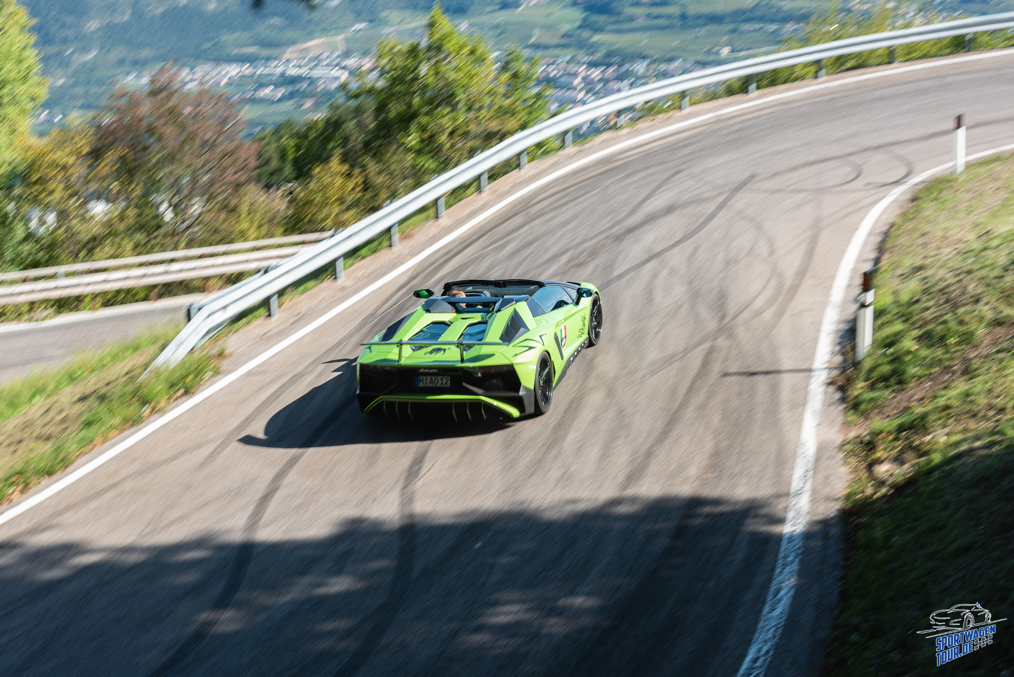 Green Lamborghini taking a winding road during a previous LagoRun